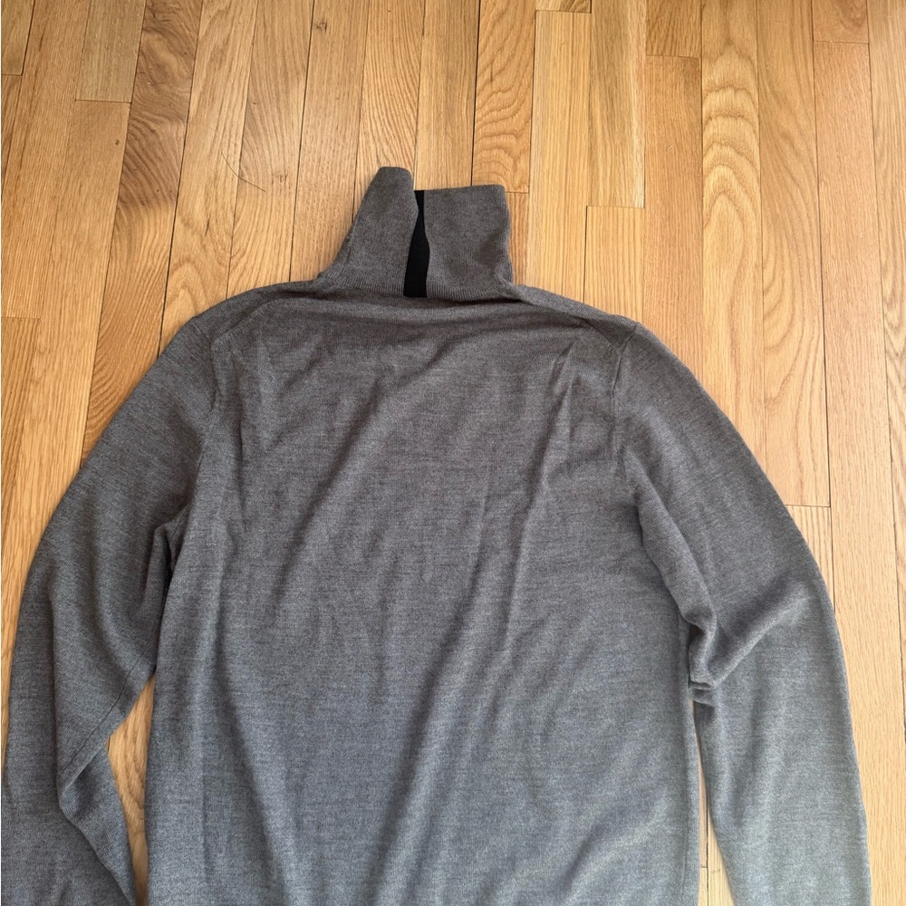 Club Monaco Men's brown Turtleneck Sweater